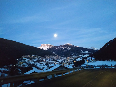 Una vista notturna di Ortisei BZ